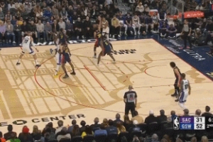 互贴狗皮膏药！基根-穆雷三分命中终于开张 随后马上贴防库里