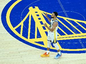 一帮抢戏的🤣 上半场库里3分3中1 勇士其余球员3分18中11