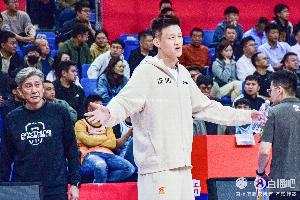 周鹏：我们没有中锋了 唯一的后卫容子峰也缺阵 轮转有很大的困难