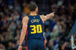 本赛季库里缺阵时勇士战绩为7胜3负 库里出战时为33胜26负