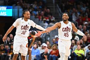 骑士对阵尼克斯先发：加兰&米切尔&莫布里VS唐斯&哈特&大桥