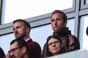 主打一个不在现场🤣昨日凯恩停赛拜仁战平，今天电视机前加冕