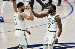 网友称塔图姆布朗皆非超巨！格威辩护：他们前七赛季两进总决+1冠