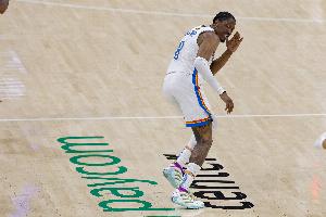 戴格诺特：杰伦威的表现令人难以置信 整场他都火力全开