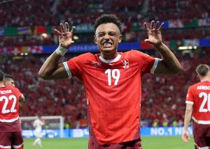 天空：诺丁汉森林为恩多耶开出450万欧年薪，比那不勒斯多100万欧