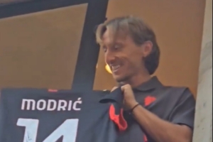 米兰城沸腾🔥莫德里奇在米兰旗舰店展示球衣，球迷山呼他的名字