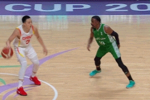 被打到腹部一度被换下！赵睿：不知道对方有意无意 当时喘不上气