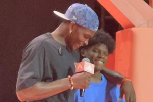 🤣四处留情？爱德华兹中国行搂着小球迷说他见到了自己的儿子