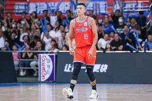 媒体人：陈林坚在生涯不断上升时受了伤又遭遇了车祸 真是很可惜