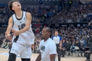 中国小将领教一下两届DPOY的防守！张文杰突破上篮 小卡精准切球