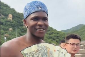 开美颜了？华子直播逛长城赤裸上身持扇子&兄弟拿刀坐骆驼我舞旗