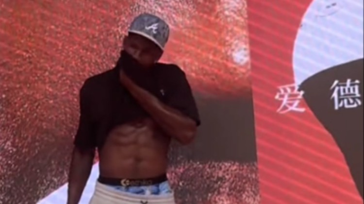 这身材炸裂🤤爱德华兹活动期间不经意漏出雕刻版的腹肌