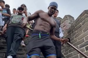 搞笑风！华子爬长城下台阶时嗷嗷叫😂还跟骆驼飙中文