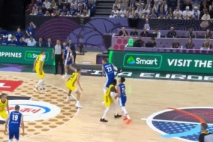 上上对抗！马尔卡宁侧翼持球转身顶开防守双手炸筐