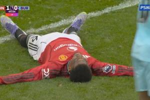 错失良机！曼联前场2打1，阿玛德半空门打飞！