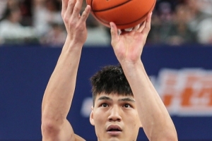 陈国豪：自己最大短板是投篮稳定性 夏天特训了投篮节奏&脚步调整