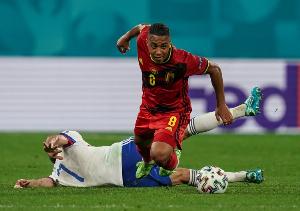 作为比利时队长首发连续2场参与2球，蒂莱曼斯是有统计以来首人