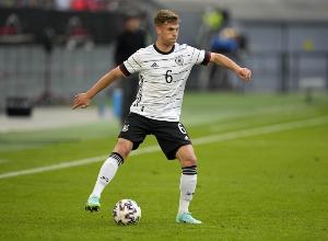 比埃尔霍夫：基米希更适合踢中场 弗林斯：宁愿让他回右后卫位置