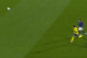 活久见🤣荷乙球员打入39米超远乌龙，门将疯狂回追无力回天😩