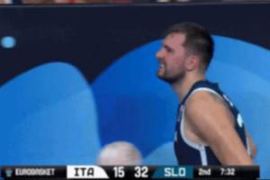 用力过猛？东契奇首节结束时回更衣室 次节小跑回来表情有点难受