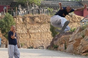 文班晒照回顾休赛期：与狼王&奥拉朱旺等人特训 前往少林寺修行