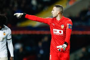 官方：34岁瓦伦西亚门将多梅内克因家人健康问题宣布退役