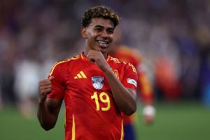 尼哈特：18岁亚马尔是令人难以置信的球员，他在比赛中会努力协防