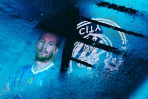 蓝月传奇！欧冠官方晒德布劳内重返伊蒂哈德海报