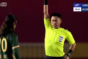 浙江9人应战！李提香不满判罚贴脸抗议马宁，连吃两黄被罚下