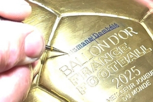 至高荣誉！金球奖官方发布在奖杯上铭刻登贝莱名字视频