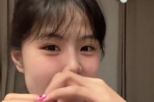 李月汝表演手势舞：早上好各位 有什么倒忙可以让我帮吗