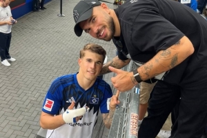 汉堡后卫武什科维奇失良机怒砸球门致手指骨折，随后攻入赛季首球