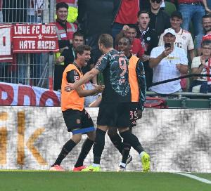 老好人！图片报：凯恩近日主动打电话指点特尔，安慰犯错的小贝林