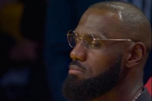 👀在想啥？湖人大比分落后 詹姆斯在场边眯着眼&面无表情