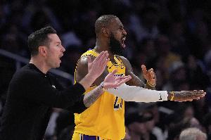 雷迪克：上半场破不了联防时我在想 要是有詹姆斯在高位接球多好