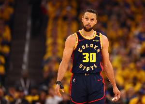 喝假酒？库里投篮迷失+失误爆炸 22投仅得24分+5失误 正负值-21