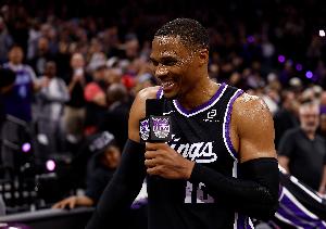 科尔：威少第三节接管了比赛 给我们的年轻球员上了一课