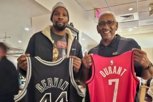 致敬前辈！杜兰特和马刺名宿“冰人”乔治-格文交换球衣