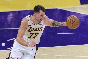 斯玛特：东契奇付出了努力 不能要求他进攻完又像我一样去防守