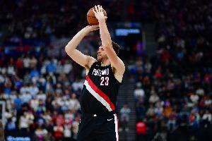 开拓者三中锋轮换：克林根21分钟 里斯11分半 罗威7分半 小杨DNP