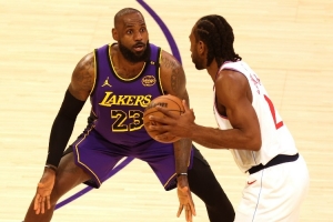 杨毅：快船可以用小卡换来詹姆斯 还能把布朗尼打包过来&三赢方案