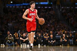 三分6中4得16分！解说：谢泼德开始兑现去年没有能达到的期待了？