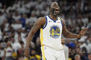 一看就知道是你！追梦底角接锅标志性撅屁股三分压哨命中