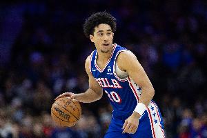 队记：麦凯恩还没完全恢复 所以球队让他和马克西一起上场