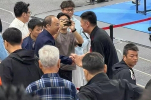 这关注度！广东省委书记黄坤明来到现场看球 赛后与杜锋握手致意