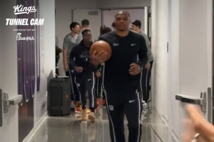 带头大哥！国王主场迎战掘金 威少带领队友们跑步进场