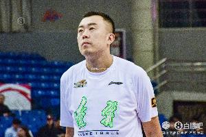 媒体人：大韩腿部遭遇伤势 他今天赛前根据身体状况决定是否出战