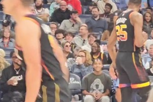 垃圾话大王！杜兰特投进三分后，与场边的莫兰特父亲&迈克-米勒喷垃圾话