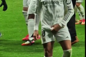 回击！姆巴佩对马竞球迷做出“抓下体”动作😲