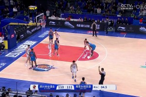 阿日你在干嘛？！四川落后一分发边线球，曾繁日匪夷所思提前犯规，送对手上罚球线绝平